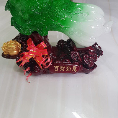 Tượng Bắp Cải Phong Thuỷ Xanh tươi hy vọng Cóc vàng ngậm tiền hút tài lộc của cải vào trên đế gỗ size vừa gọn đẹp lắm Dài 20cm x Cao 18cm x Sâu 9cm Anh Chị trưng phòng khách nhất , công ty, cửa hàng , quà biếu tặng dịp lễ tết, bàn làm việc, bàn thần tài ạ