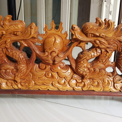 Tượng 2 Con Rồng Lượn Gỗ Gõ màu đỏ size Dài 64cm x Cao 17cm x Sâu 7cm 2 con rồng lượn phun lửa biểu tượng cho sức mạnh của người đứng đầu người lãnh đạo công ty, người chủ trong gia đình thật  trưng phòng khách , bàn làm việc to quà tặng ý nghĩa ạ