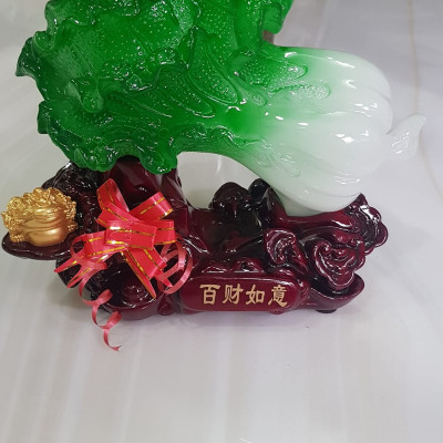 Tượng Bắp Cải Phong Thuỷ Xanh tươi hy vọng Cóc vàng ngậm tiền hút tài lộc của cải vào trên đế gỗ size vừa gọn đẹp lắm Dài 20cm x Cao 18cm x Sâu 9cm Anh Chị trưng phòng khách nhất , công ty, cửa hàng , quà biếu tặng dịp lễ tết, bàn làm việc, bàn thần tài ạ