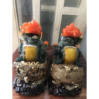 Cặp Tỳ Hưu Phong Thủy Hút Tài Lộc Lớn Màu Xanh Đậm Đầu Cam Đậm Đứng Hủ Vàng Bao Tiền To Size Dài 30cm x Cao 26cm x Sâu 13cm Hợp Anh Chị Mệnh Mộc Thủy hỏa trưng phòng khách nhà công ty bàn thờ thần tài đẹp tốt ạ