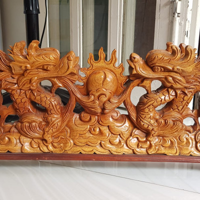 Tượng 2 Con Rồng Lượn Gỗ Gõ màu đỏ size Dài 64cm x Cao 17cm x Sâu 7cm 2 con rồng lượn phun lửa biểu tượng cho sức mạnh của người đứng đầu người lãnh đạo công ty, người chủ trong gia đình thật  trưng phòng khách , bàn làm việc to quà tặng ý nghĩa ạ