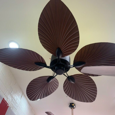 Quạt trần có đèn trang trí cánh lá, đẹp và sang trọng, rất mát kèm điều khiển từ xa