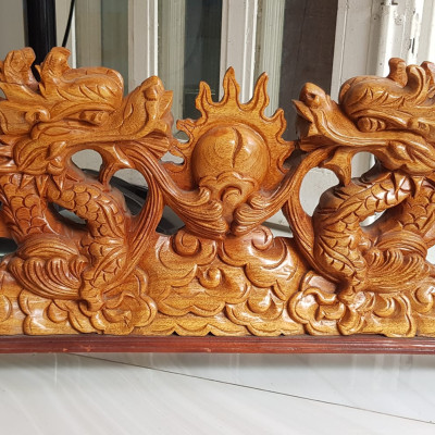 Tượng 2 Con Rồng Lượn Gỗ Gõ màu đỏ size Dài 64cm x Cao 17cm x Sâu 7cm 2 con rồng lượn phun lửa biểu tượng cho sức mạnh của người đứng đầu người lãnh đạo công ty, người chủ trong gia đình thật  trưng phòng khách , bàn làm việc to quà tặng ý nghĩa ạ