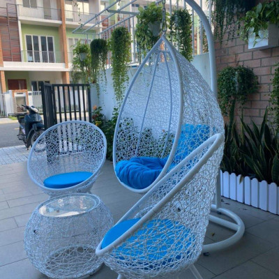 Bộ xích đu sân vườn Juno Sofa bao gồm 01 xích đu đơn, 2 ghế đơn và 01 bàn tròn kính, đã bao gồm nệm ngồi.