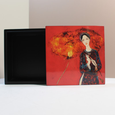 Hộp Lưu Niệm Sơn Mài Họa Tiết Cô Gái và Hoa Sen