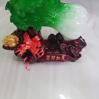 Tượng Bắp Cải Phong Thuỷ Xanh tươi hy vọng Cóc vàng ngậm tiền hút tài lộc của cải vào trên đế gỗ size vừa gọn đẹp lắm Dài 20cm x Cao 18cm x Sâu 9cm Anh Chị trưng phòng khách nhất , công ty, cửa hàng , quà biếu tặng dịp lễ tết, bàn làm việc, bàn thần tài ạ