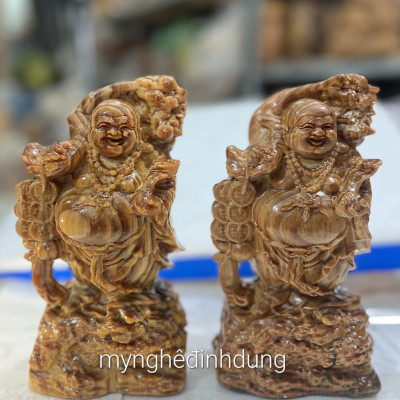 Tượng phật di lặc gánh cành đào bằng huyết long mọng dầu kt cao 20x9x6cm