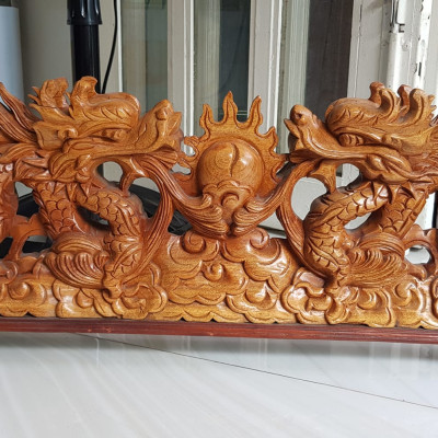 Tượng 2 Con Rồng Lượn Gỗ Gõ màu đỏ size Dài 64cm x Cao 17cm x Sâu 7cm 2 con rồng lượn phun lửa biểu tượng cho sức mạnh của người đứng đầu người lãnh đạo công ty, người chủ trong gia đình thật  trưng phòng khách , bàn làm việc to quà tặng ý nghĩa ạ
