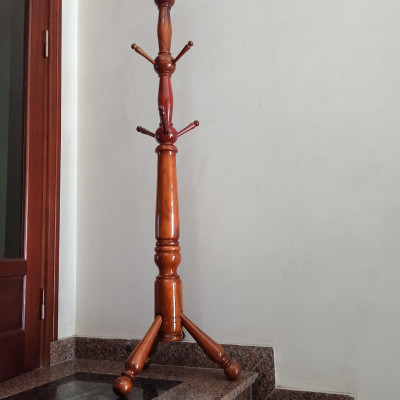 Cây treo quần áo N H home thân to chân thẳng màu nâu đậm 