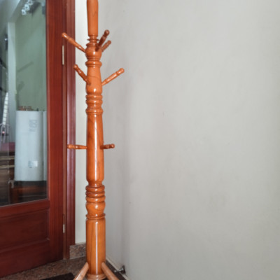 Cây treo quần áo gỗ thân to chân thẳng màu nâu nhạt 