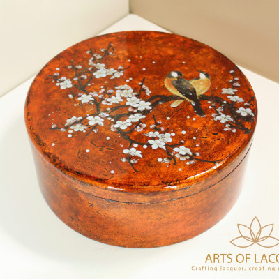 Hộp Trang Điểm Tròn Sơn Mài Hoa Mai Trắng và Chim Hổ Phách