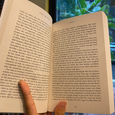 Sách - Under The Knife: A History of Surgery in 28 Remarkable Operations by Arnold van de Laar