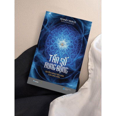  Sách Combo 2 Cuốn: Lạc Giữa Tần Số Không Người Nghe sky + Đám Trẻ Ở Đại Dương Đen ( AZ)