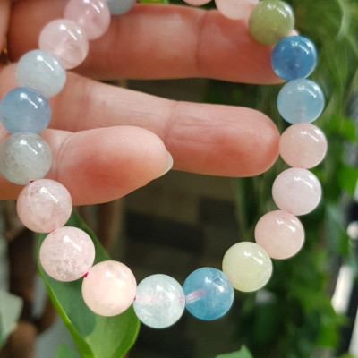 Chiếc Vòng Beryl đa sắc màu tự nhiên hạt size 9mm màu sáng bóng thiệt đẹp rẻ ạ