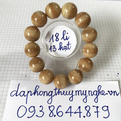 Vòng ngọc màu vàng cho người mệnh Kim và Thổ đường kính hột là 19 cm