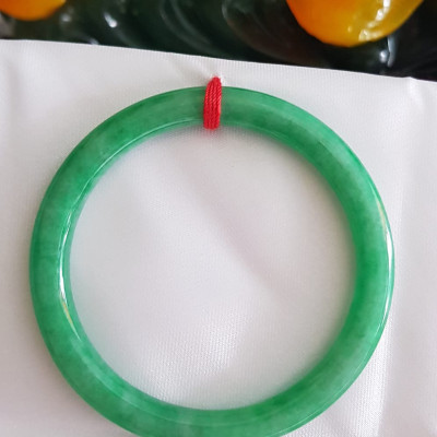 Vòng cẩm thạch Mới Đ Lý 54mm x cọng 7mm Màu xanh ngọc đậm đậu đẹp xinh xắn Nữ mệnh Mộc mệnh Hỏa mệnh Thủy 53kg - 60kg đeo đẹp ạ