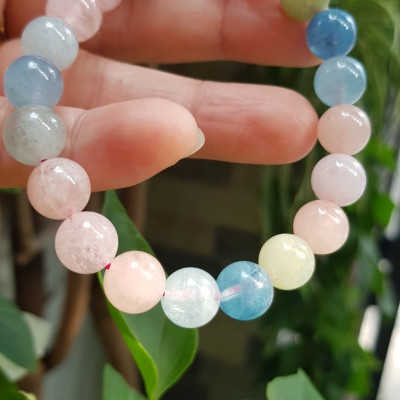 Chiếc Vòng Beryl đa sắc màu tự nhiên hạt size 9mm màu sáng bóng thiệt đẹp rẻ ạ