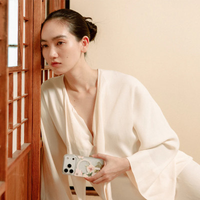 Ốp Lưng UNIQ COEHL FLEURETTE Cho iPhone 17 Pro Max Hiệu Ứng Cát Chảy Tuyệt Đẹp Khi Xoay Điện Thoại Hàng Chính Hãng