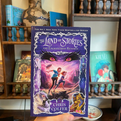 Sách - The Land of Stories the Enchantress Returns by Chris Colfer/ Sách thiếu nhi tiếng Anh