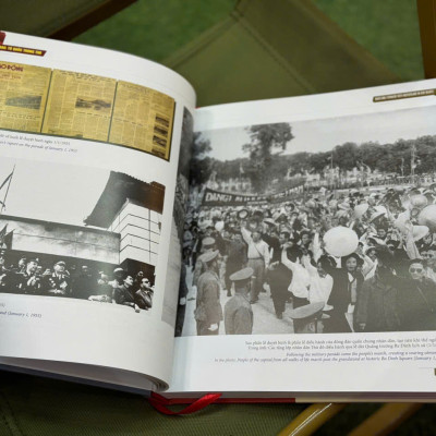 (Sách ảnh song ngữ) A80: TỔ QUỐC TRONG TIM – NXB Thông Tấn
