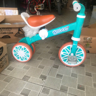 Xe Chòi Chân Thăng Bằng Cho bé Kèm Bàn Đạp Hàng Khuyến Mãi Của Các Bobby - Tem Dán Trên Xe Thay Đổi Tùy Từng Đợt Hàng Về