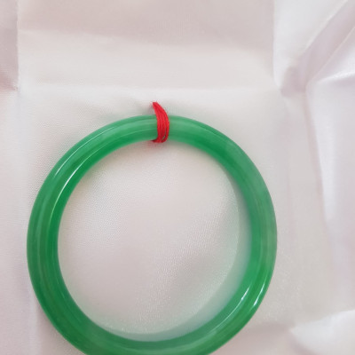 Vòng cẩm thạch Lý T 54mm x Dầy 7mm  Màu Xanh lá tươi bóng mảnh khảnh đẹp  hợp Nữ mệnh Mộc Hỏa 53kg - 62kg đeo ạ