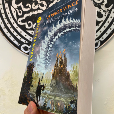 Sách - A Fire Upon the Deep by Vernor Vinge | Award-Winning SF Masterworks English Science Fiction