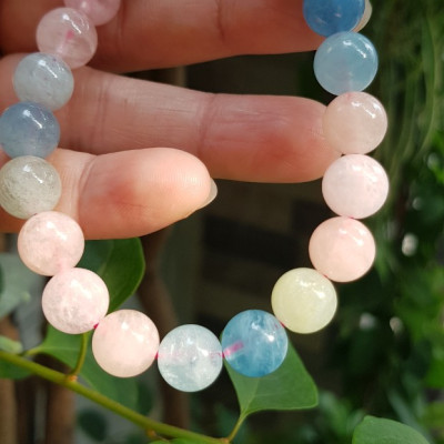 Chiếc Vòng Beryl đa sắc màu tự nhiên hạt size 9mm màu sáng bóng thiệt đẹp rẻ ạ