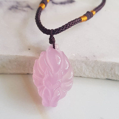 Mặt dây chuyền Hồ ly 9 đuôi hay chín đuôi đá mã não Hồng ngọc tự nhiên tặng kèm dây đeo hợp mệnh Hỏa Thổ Cao 30mm x ngang 20mm x dầy 8mm Công dụng: may mắn về mặt tình duyên, quyền lực, giúp nữ chủ nhân luôn xinh đẹp tài trí mang nhiều tài lộc quyến rũ 