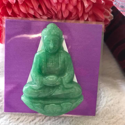 MẶT DÂY CHUYỀN PHẬT A DI ĐÀ ĐỘ MỆNH NAM TUỔI TUẤT HỢI  CHẤT LIỆU ĐÁ CẨM THẠCH TỰ NHIÊN XANH LÝ SỊN BÓNG ĐẸP  Size Cao 52,5mm x Ngang 37mm x dầy 7mm