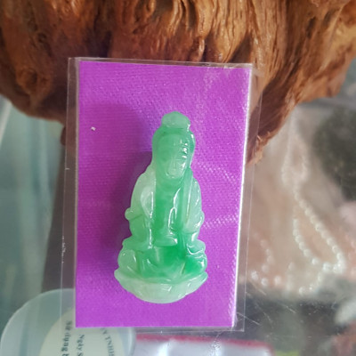 Mặt dây chuyền Nữ Phật Quan Âm Ngồi đẹp đá ngọc cẩm thạch tự nhiên đẹp size nhỏ Nữ size nhỏ Cao 39mm x N18mm x S4mm Màu xanh lý trắng mượt mà bóng đẹp các Chị về bọc vàng đeo đẹp ạ