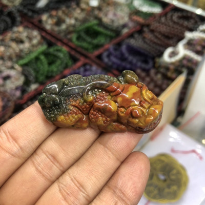 Mặt dây chuyền Tỳ Hưu vẩy rồng phong thủy đá ngọc băng tảo