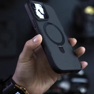 Ốp lưng cho iPhone 15 Pro Max, iPhone 15 Pro hiệu Likgus Fiber hỗ trợ sạc không dây, kèm kệ chống lưng, vân carbon chống trơn trượt, chống sốc cao cấp - Hàng chính hãng