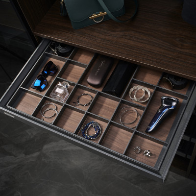 Phụ kiện của tủ áo (Kệ để đồ trang sức ray giảm chấn có vách ngăn, bề mặt bọc da dòng đương đại Grey mã GW001.800/ GW001.800A)