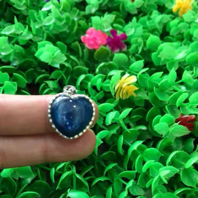 MẶT DÂY CHUYỀN TRÁI TIM ĐÁ KYANITE HAY GỌI LÀ ĐÁ SAPPHIRE NƯỚC TỰ NHIÊN MÀU XANH DƯƠNG ĐẬM RẤT RẤT ĐẸP LẮM LẮM Ạ SIZE CAO 18MM X NGANG 19MM NỮ MỆNH THỦY MỆNH MỘC ĐEO Ạ