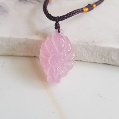 Mặt dây chuyền Hồ ly 9 đuôi hay chín đuôi đá mã não Hồng ngọc tự nhiên tặng kèm dây đeo hợp mệnh Hỏa Thổ Cao 30mm x ngang 20mm x dầy 8mm Công dụng: may mắn về mặt tình duyên, quyền lực, giúp nữ chủ nhân luôn xinh đẹp tài trí mang nhiều tài lộc quyến rũ 