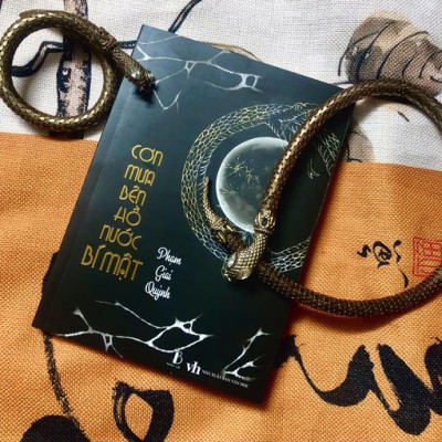 Cơn mưa bên hồ nước bí mật - Phạm Giai Quỳnh