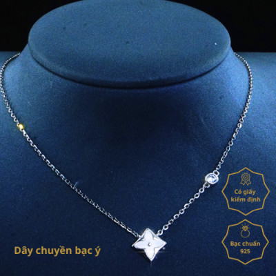 Sợi dây chuyền này có thiết kế tinh tế với mặt hình hoa vuông bo tròn, khảm trắng sang trọng, phù hợp đi chơi, đi làm, đi học, phong cách Hàn Quốc - 59050.2