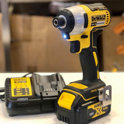 MÁY VẶN VÍT PIN CẦM TAY 18V (170NM) DEWALT DCF787M2- HÀNG CHÍNH HÃNG