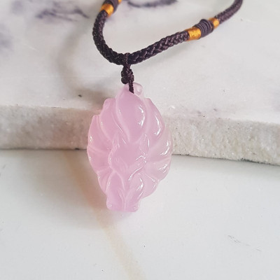 Mặt dây chuyền Hồ ly 9 đuôi hay chín đuôi đá mã não Hồng ngọc tự nhiên tặng kèm dây đeo hợp mệnh Hỏa Thổ Cao 30mm x ngang 20mm x dầy 8mm Công dụng: may mắn về mặt tình duyên, quyền lực, giúp nữ chủ nhân luôn xinh đẹp tài trí mang nhiều tài lộc quyến rũ 