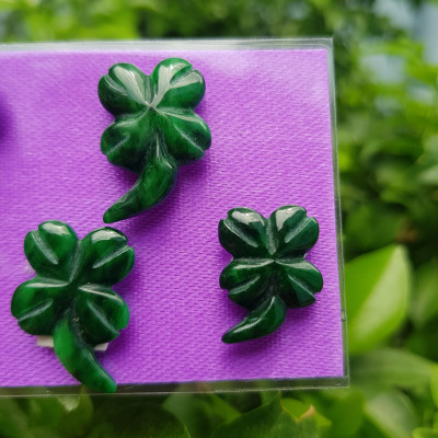 Mặt dây chuyền Mới Đẹp Bông Hoa Cỏ 4 lá có cuốn dài Đá Cẩm Thạch Xanh Đậm Tự Nhiên Ngang 15mm x dài 20mm x dầy 3mn Nữ mệnh Thủy Mộc Hỏa bọc vàng lên đeo thiệt là đẹp xinh ạ