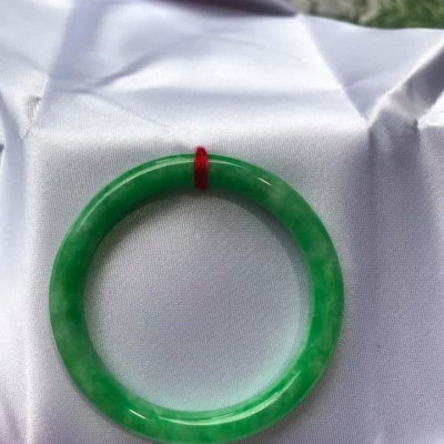 Vòng Tay Đá Cẩm Thạch Đậu Đẹp size 48mm x dầy 7mm Màu Xanh Lá Đậu Bóng Rất Là Đẹp Nữ tay nhỏ Nữ mệnh mộc hỏa thủy 35kg - 49kg đeo ạ