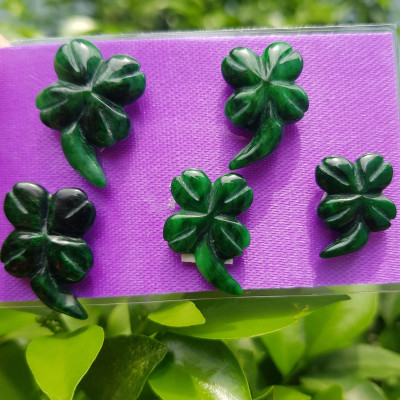 Mặt dây chuyền Mới Đẹp Bông Hoa Cỏ 4 lá có cuốn dài Đá Cẩm Thạch Xanh Đậm Tự Nhiên Ngang 15mm x dài 20mm x dầy 3mn Nữ mệnh Thủy Mộc Hỏa bọc vàng lên đeo thiệt là đẹp xinh ạ