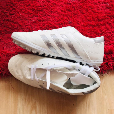 Mẫu giày thể thao đá bóng cao cấp c 3 sọc Trắng 2022