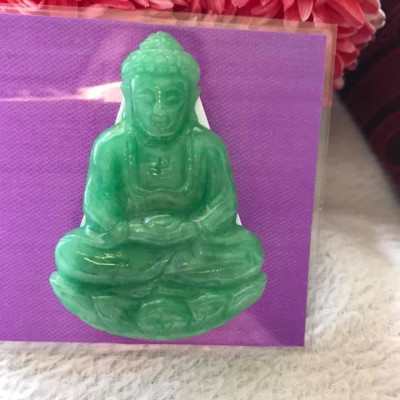 MẶT DÂY CHUYỀN PHẬT A DI ĐÀ ĐỘ MỆNH NAM TUỔI TUẤT HỢI  CHẤT LIỆU ĐÁ CẨM THẠCH TỰ NHIÊN XANH LÝ SỊN BÓNG ĐẸP  Size Cao 52,5mm x Ngang 37mm x dầy 7mm