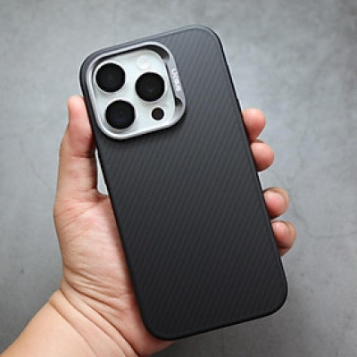 Ốp lưng chống sốc vân carbon fiber cho iPhone 15 Pro Max / 14 Pro Max / 13 Pro Max  hiệu Likgus Defender trang bị viền camera kim loại, cạnh ốp dẻo TPU - Hàng chính hãng
