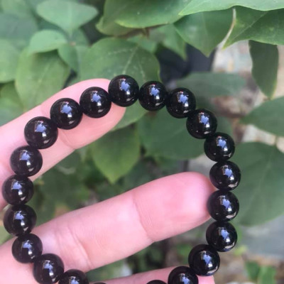 Chiếc Vòng tay đá mã não đen 8mm 22 hạt vô cung tốt ạ Màu đen Chuẩn hợp phong thủy Nữ mệnh thủy mộc Màu đen nhẹ nhàng may mắn hợp phong thủy tốt cho công việc tài lộc cho gia chủ rẻ lắm mà đẹp nhe chị em ơi