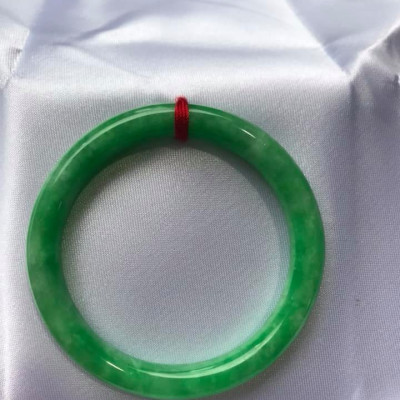 Vòng Tay Đá Cẩm Thạch Đậu Đẹp size 48mm x dầy 7mm Màu Xanh Lá Đậu Bóng Rất Là Đẹp Nữ tay nhỏ Nữ mệnh mộc hỏa thủy 35kg - 49kg đeo ạ