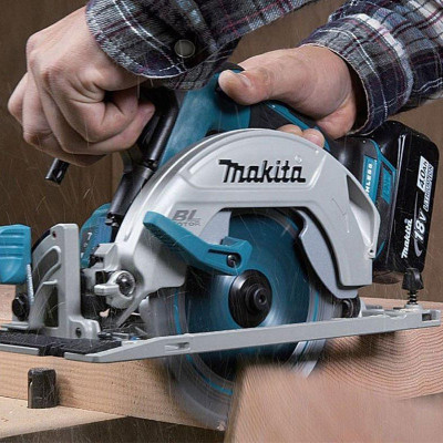 MÁY CƯA ĐĨA DÙNG PIN (165MM/BL)(18V) 680W (01 ĐẾ SẠC NHANH 02 PIN 4.0AH) MAKITA DHS680RMJ- HÀNG CHÍNH HÃNG