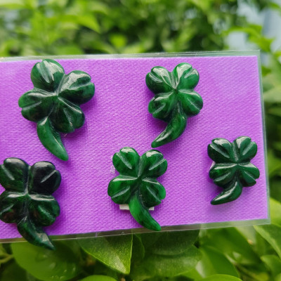 Mặt dây chuyền Mới Đẹp Bông Hoa Cỏ 4 lá có cuốn dài Đá Cẩm Thạch Xanh Đậm Tự Nhiên Ngang 15mm x dài 20mm x dầy 3mn Nữ mệnh Thủy Mộc Hỏa bọc vàng lên đeo thiệt là đẹp xinh ạ